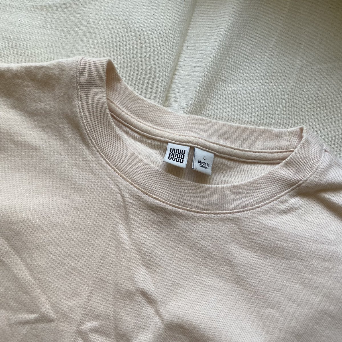 yellowishapp's tweet photo. เสื้อ Uniqlo U สีชมพูอ่อน สภาพดี ไม่เป็นขุย อก 34” รุ่นนี้เนื้อผ้าจะแข็งหยาบๆนะคะ ส่งต่อ 130 รวมส่งค่ะ #ส่งต่อเสื้อผ้ามือสอง #ส่งต่อเสื้อผ้า #เสื้อผ้ามือสอง #เสื้อผ���าเกาหลี #ส่งต่อเสื้อผ้ามือ2 #ส่งต่อเสื้อผ้ามือสองสภาพดี #ส่งต่อเสื้อผ้ามือสองราคาถูก #ส่งต่อเสื้อผ้าราคาถูก #ส่งต่อ https://t.co/Rd1CHuxM6A