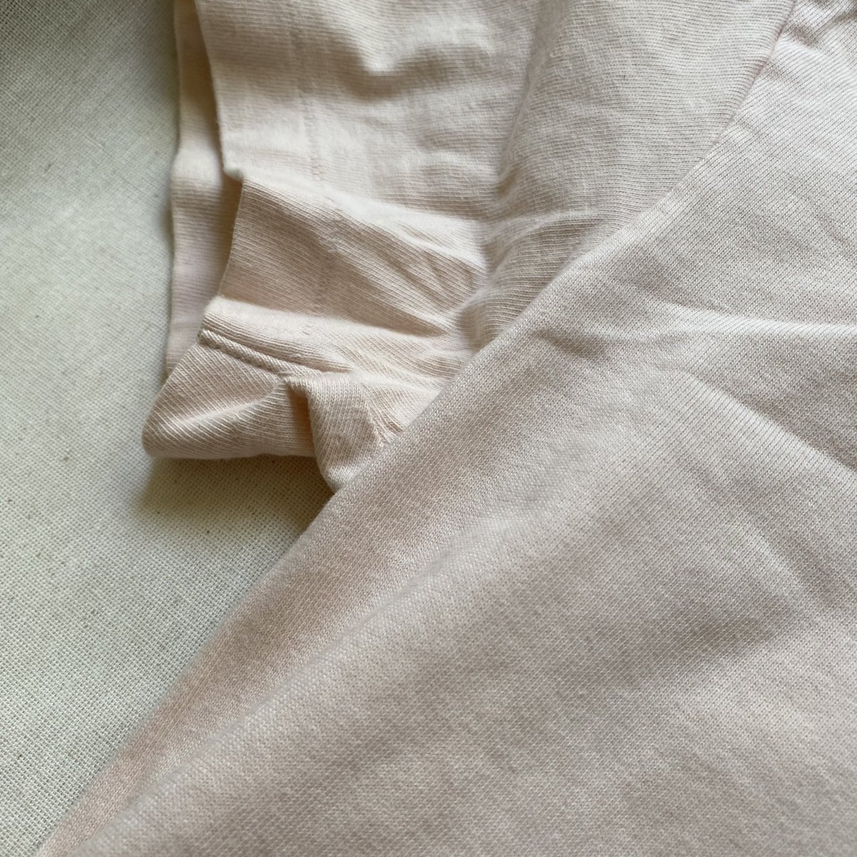 yellowishapp's tweet photo. เสื้อ Uniqlo U สีชมพูอ่อน สภาพดี ไม่เป็นขุย อก 34” รุ่นนี้เนื้อผ้าจะแข็งหยาบๆนะคะ ส่งต่อ 130 รวมส่งค่ะ #ส่งต่อเสื้อผ้ามือสอง #ส่งต่อเสื้อผ้า #เสื้อผ้ามือสอง #เสื้อผ���าเกาหลี #ส่งต่อเสื้อผ้ามือ2 #ส่งต่อเสื้อผ้ามือสองสภาพดี #ส่งต่อเสื้อผ้ามือสองราคาถูก #ส่งต่อเสื้อผ้าราคาถูก #ส่งต่อ https://t.co/Rd1CHuxM6A