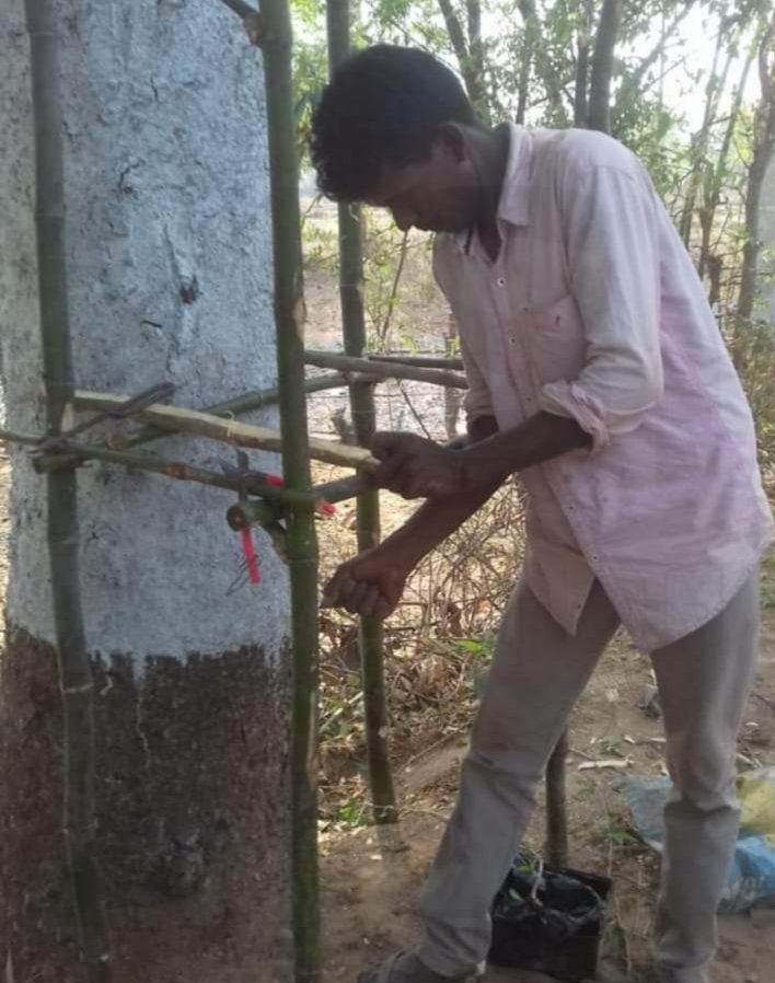 ParthaRout77's tweet photo. ମୟୂରଭଞ୍ଜ ଜାମଦାର ନିଆରା ଜଳଛତ୍ର । ଜଙ୍ଗଲୀ ରାସ୍ତାରେ ଗଛରେ କାଠ, ଛଣ, ମାଠିଆ, ସୁରେଇରେ ହୋଇଥିବା ଏ ଜଳଛତ୍ର ରାସ୍ତାରେ ଯାଉଥିବା ସମସ୍ତ ପଥିକଙ୍କ ଶୋଷ ମେଣ୍ଟାଉଛି, ଖୁସି କରୁଛି #Jalachhatra #HeatWave @Mayurbhanj @DM_Mayurbhanj https://t.co/xQusip9SMr
