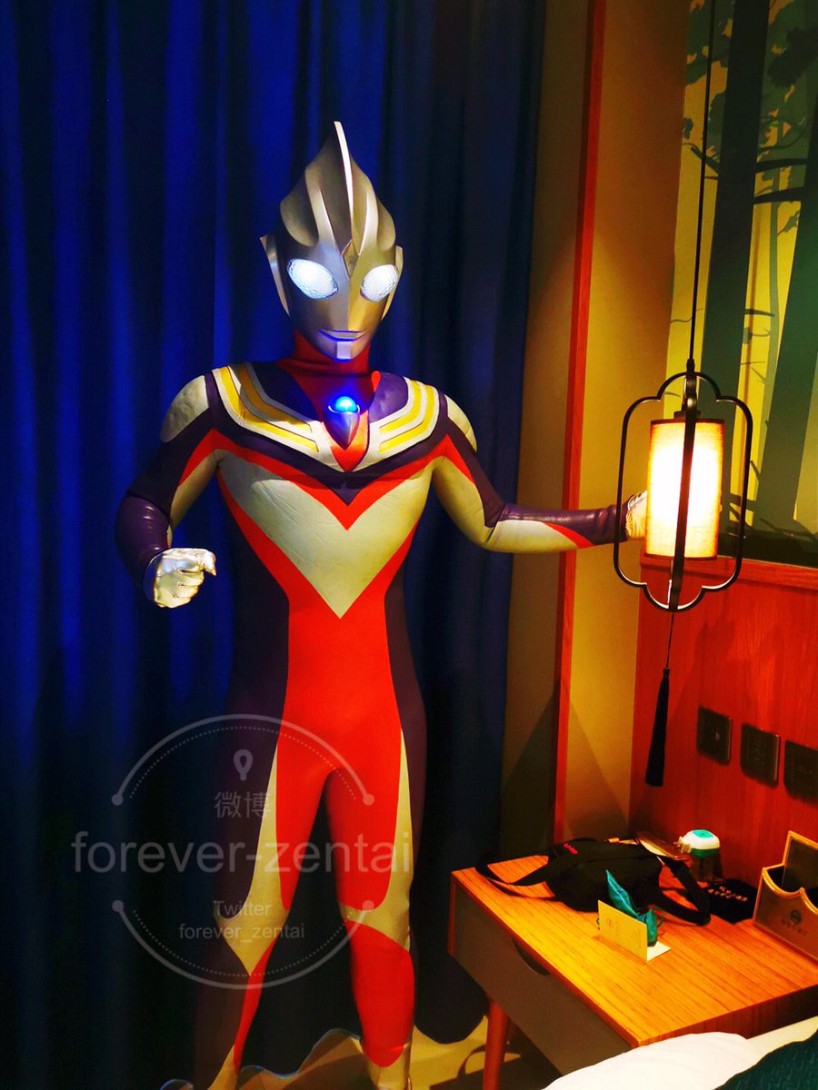 part2   我是一只人偶，静静的站在飘窗后。等待着剥开奥特曼皮套的人们。你会突然发现，我也是一只可爱的狗狗🐶🐶🐶