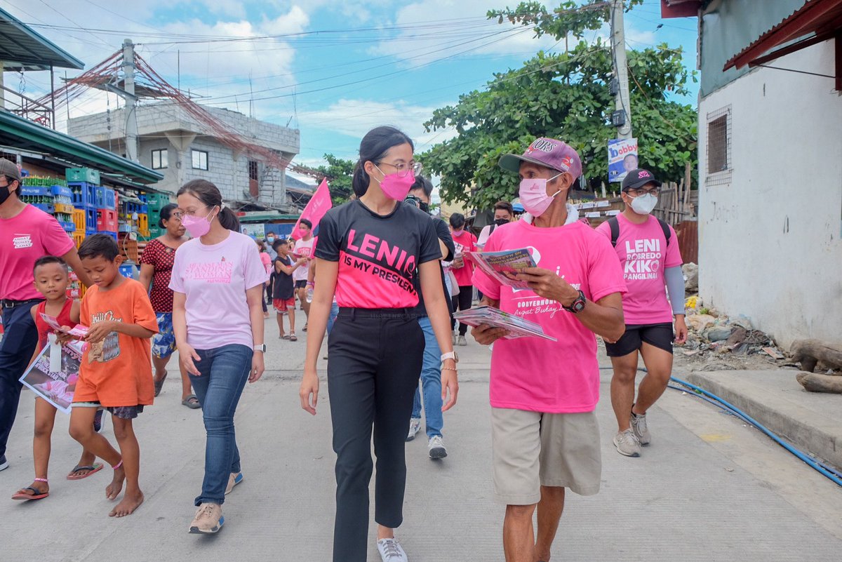 justineeeemarie's tweet photo. 📍Baseco, Manila

third and last stop ng house to house with @jpgrobredo 🌸

#TaoSaTaoParaKayRobredo https://t.co/58FBv7IUcs