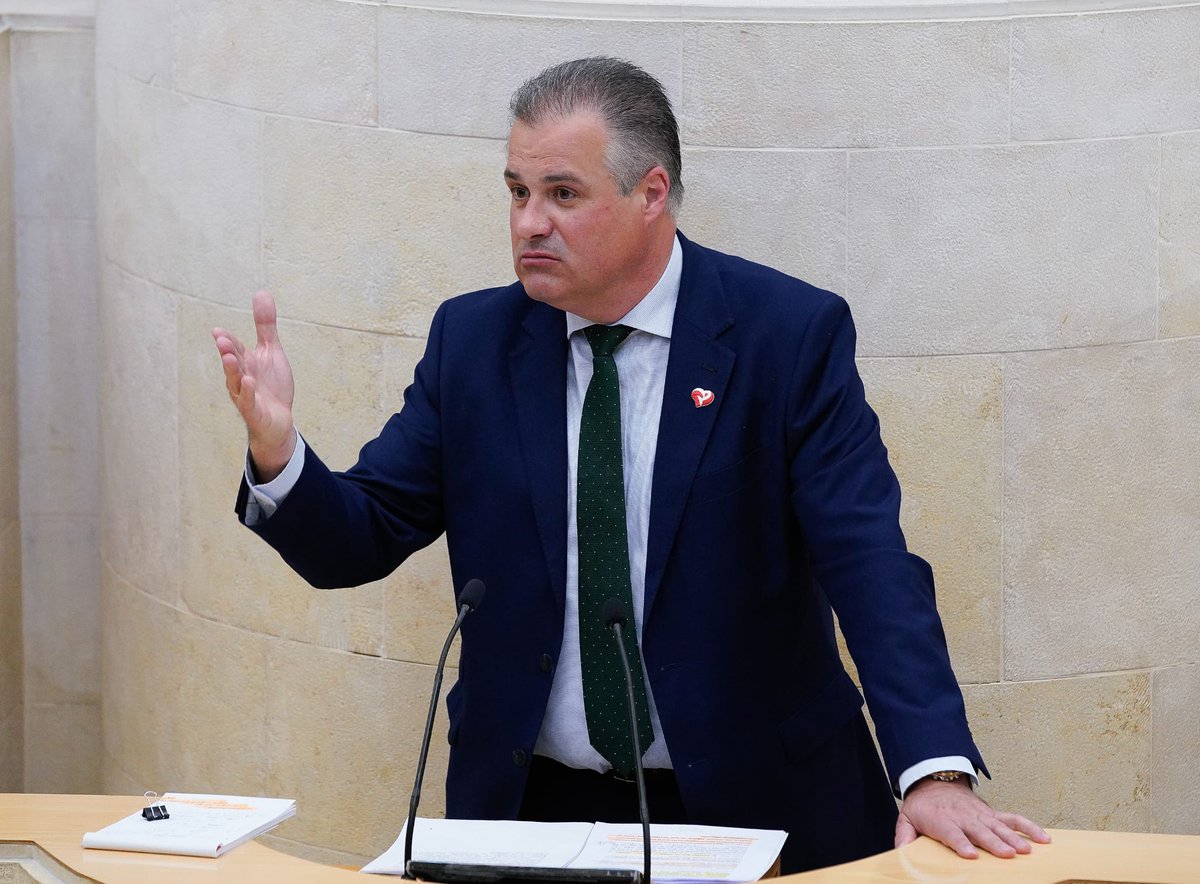 Debatimos en el punto 2⃣ de #plenocan sobre #Cercanias 
🎙️ <a href="/PacoOrtizU/">Francisco Ortiz Uriarte</a> incide en que Mesa del Ferrocarril recoge las quejas de usuarios y trabajadores sobre los problemas que surgen "a diario" en la red en #Cantabria como reembolso "exprés" del coste del billete si hay retrasos