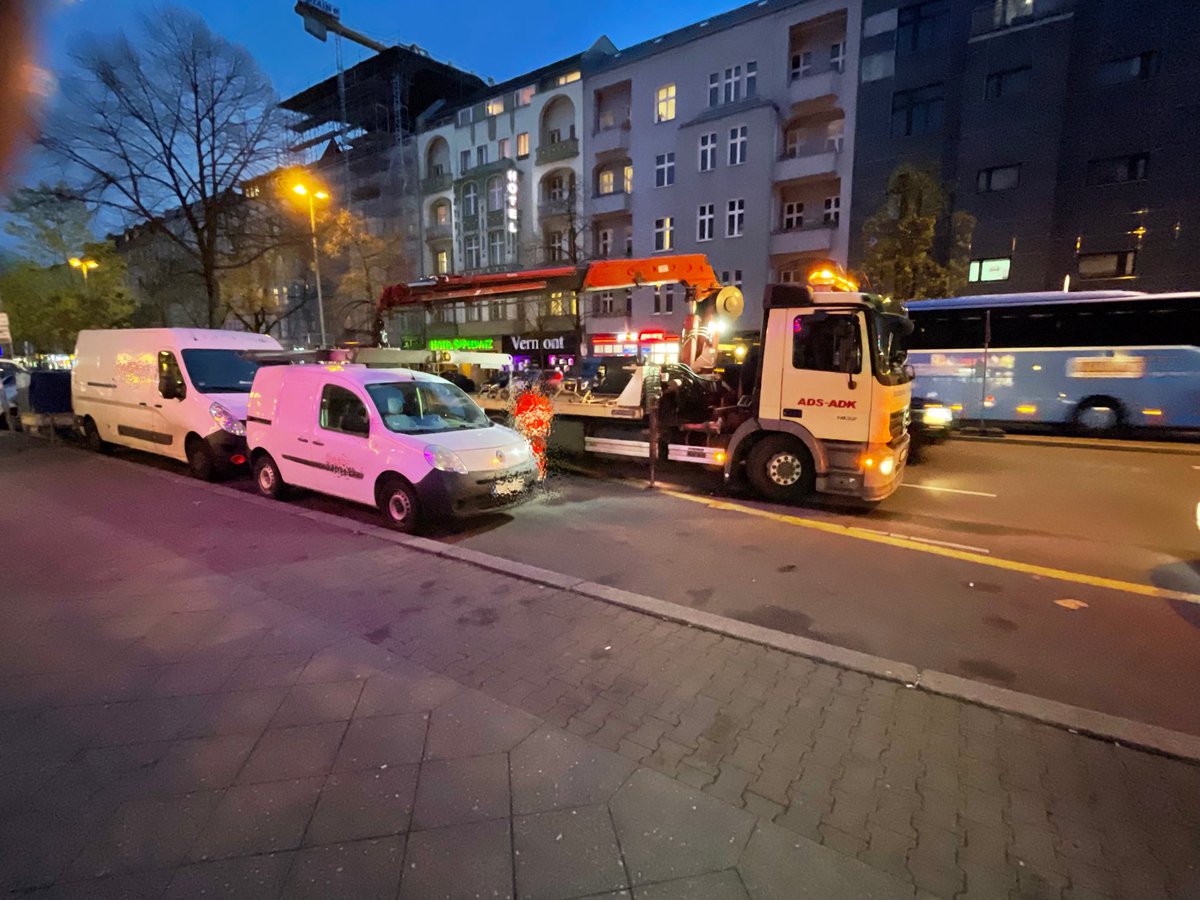SteveFi04457564's tweet photo. Zugeparkter Radweg. Ansässiger Gewerbetreibender: „Schreiben Sie die jetzt auf?“ „Wie setzen die um!“ „Ach echt? Aber den großen kriegen Sie doch hier gar nicht weg!“ Verdammt… 🤔 https://t.co/ASJ3jVrQaA