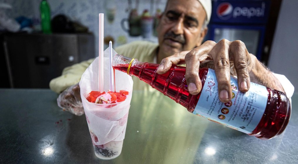AJEnglish's tweet photo. #ForkTheSystem is the home for all things food 👇

Here's a look at Rooh Afza, a scarlet empire that smells like roses and flavours the memories of South Asians everywhere.

➡️ https://t.co/Fh1uWYkV8z https://t.co/7TsWYuECE5