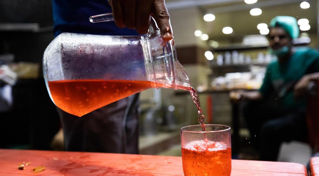 AJEnglish's tweet photo. #ForkTheSystem is the home for all things food 👇

Here's a look at Rooh Afza, a scarlet empire that smells like roses and flavours the memories of South Asians everywhere.

➡️ https://t.co/Fh1uWYkV8z https://t.co/7TsWYuECE5