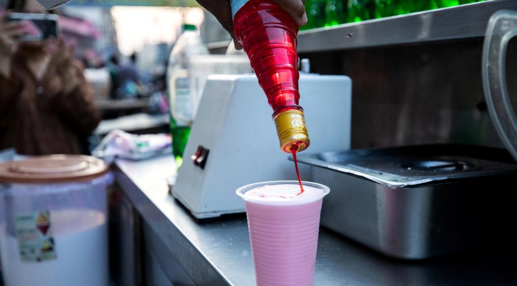 AJEnglish's tweet photo. #ForkTheSystem is the home for all things food 👇

Here's a look at Rooh Afza, a scarlet empire that smells like roses and flavours the memories of South Asians everywhere.

➡️ https://t.co/Fh1uWYkV8z https://t.co/7TsWYuECE5