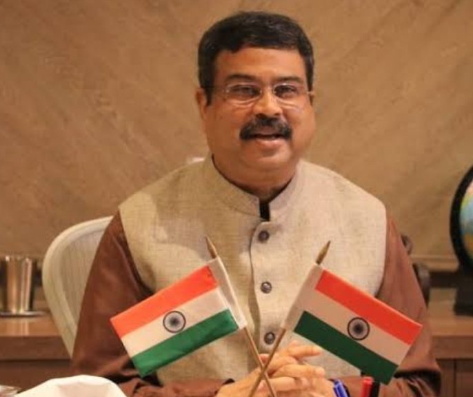 YourCryptoBro_'s tweet photo. Our hopes for genuine demand of 
#PradhanJiHelpDUStudentsWithOBE
Are still pinned on your gracious blessings @dpradhanbjp Ji🙏
Even the Covid comeback is showing worrying signs,
Please help Students with their
Request!
#DUStudentsRequestOBE https://t.co/LYasdRKORZ