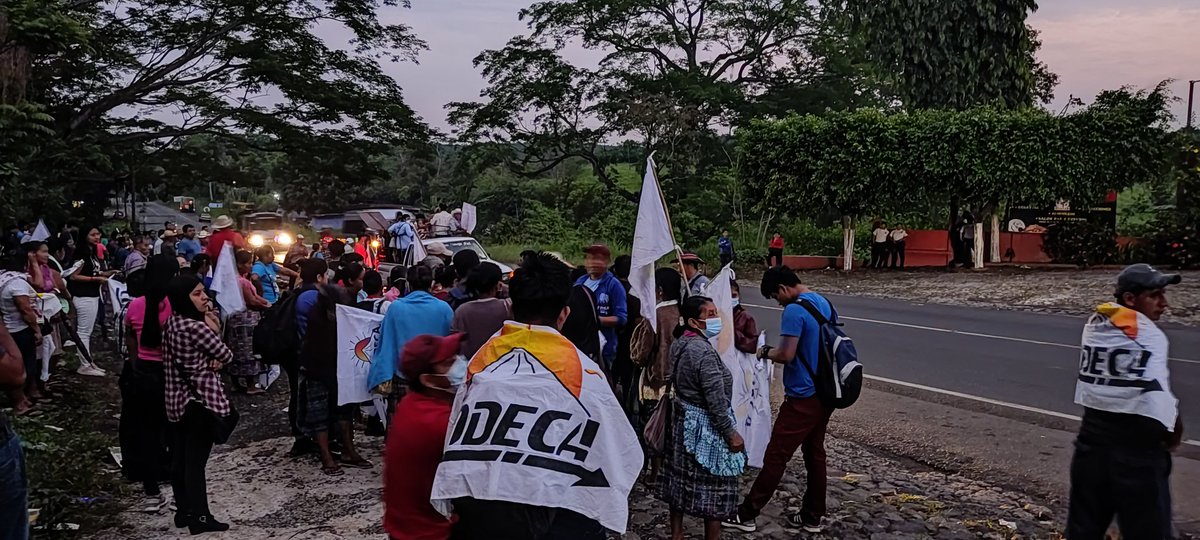radio_pueblos's tweet image. #Guatemala El Asintal #Retalhuleu, comunidades empiezan a llegar, protesta rechaza el alto costo de la canasta básica, combustibles, no más saqueo y corrupción, por parte del @CACIFGuatemala y el gobierno. @GtCodeca @crfger