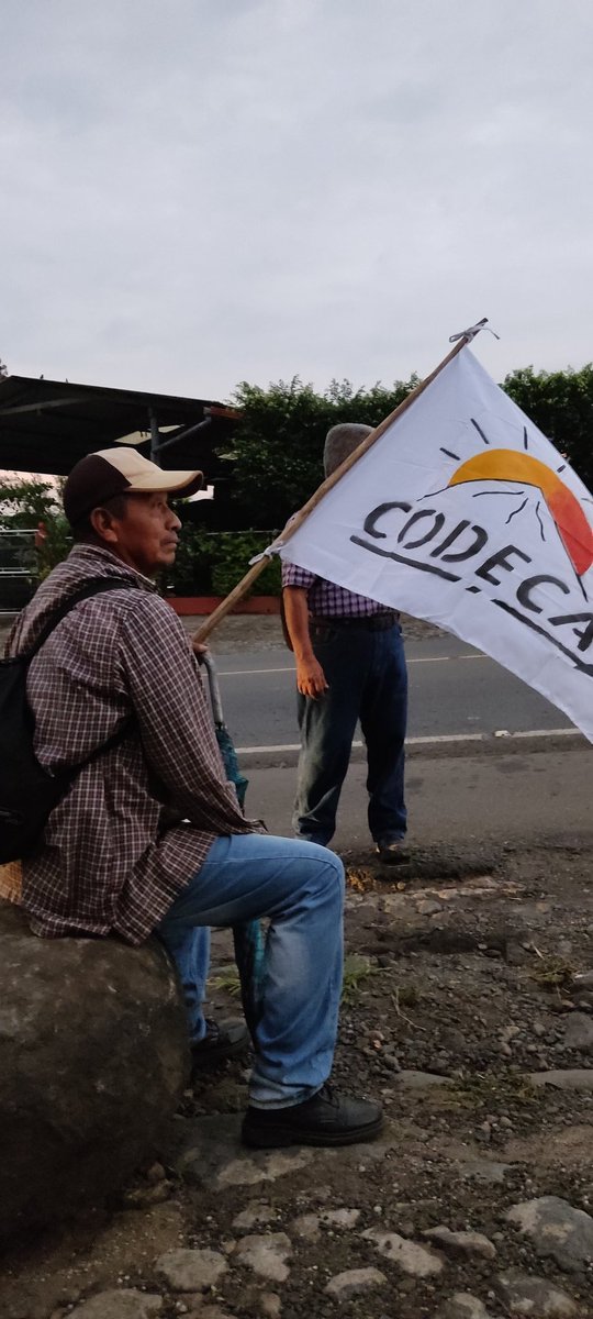 radio_pueblos's tweet image. #Guatemala El Asintal #Retalhuleu, comunidades empiezan a llegar, protesta rechaza el alto costo de la canasta básica, combustibles, no más saqueo y corrupción, por parte del @CACIFGuatemala y el gobierno. @GtCodeca @crfger