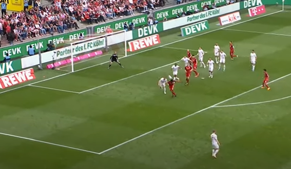 SaschaFltr's tweet photo. Warum hat #Schwäbe den Ball gehalten? Weil er ein sehr gutes Raumgefühl hat. Setzt sich vor dem Kopfball nochmal nach hinten ab & hat dadurch mehr Reaktionszeit. Zudem wird er durch seine tiefere Position weniger anfällig für eine Bogenlampe.
#KOEDSC #effzeh https://t.co/JFskkCmGDE