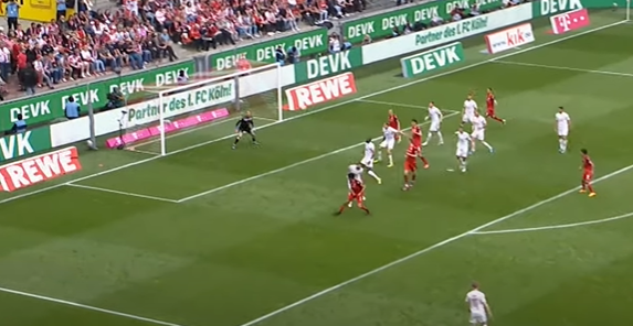 SaschaFltr's tweet photo. Warum hat #Schwäbe den Ball gehalten? Weil er ein sehr gutes Raumgefühl hat. Setzt sich vor dem Kopfball nochmal nach hinten ab & hat dadurch mehr Reaktionszeit. Zudem wird er durch seine tiefere Position weniger anfällig für eine Bogenlampe.
#KOEDSC #effzeh https://t.co/JFskkCmGDE