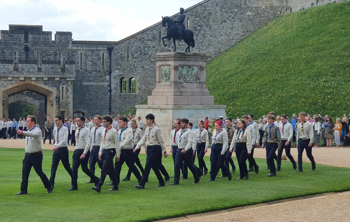 PiskiesESU's tweet photo. Fabulous day, Piskies at the Queen Scout Award parade at Windsor castle to top it off @astro_timpeake presenting one of our members their woodbeads. So proud of these young people that have achieved so much. #scoutandproud @QSWP_UK @scouts @BearGrylls @cornwallscouts https://t.co/x9scM4zaDj