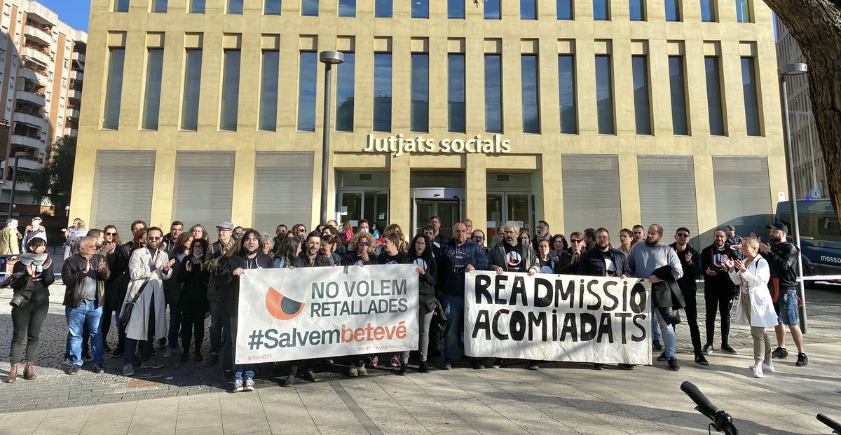 Avui tornem als Jutjats.
Avui tenim el Judici dels companys de <a href="/beteve/">betevé</a> acomiadats pel <a href="/sergivicente/">Sergi Vicente</a> i la <a href="/cponte63/">Carme Ponte</a> al mes de juliol.
Volem la seva readmissió!
Prou retallades.
#Salvembetevé
Avui fem vaga a #betevé