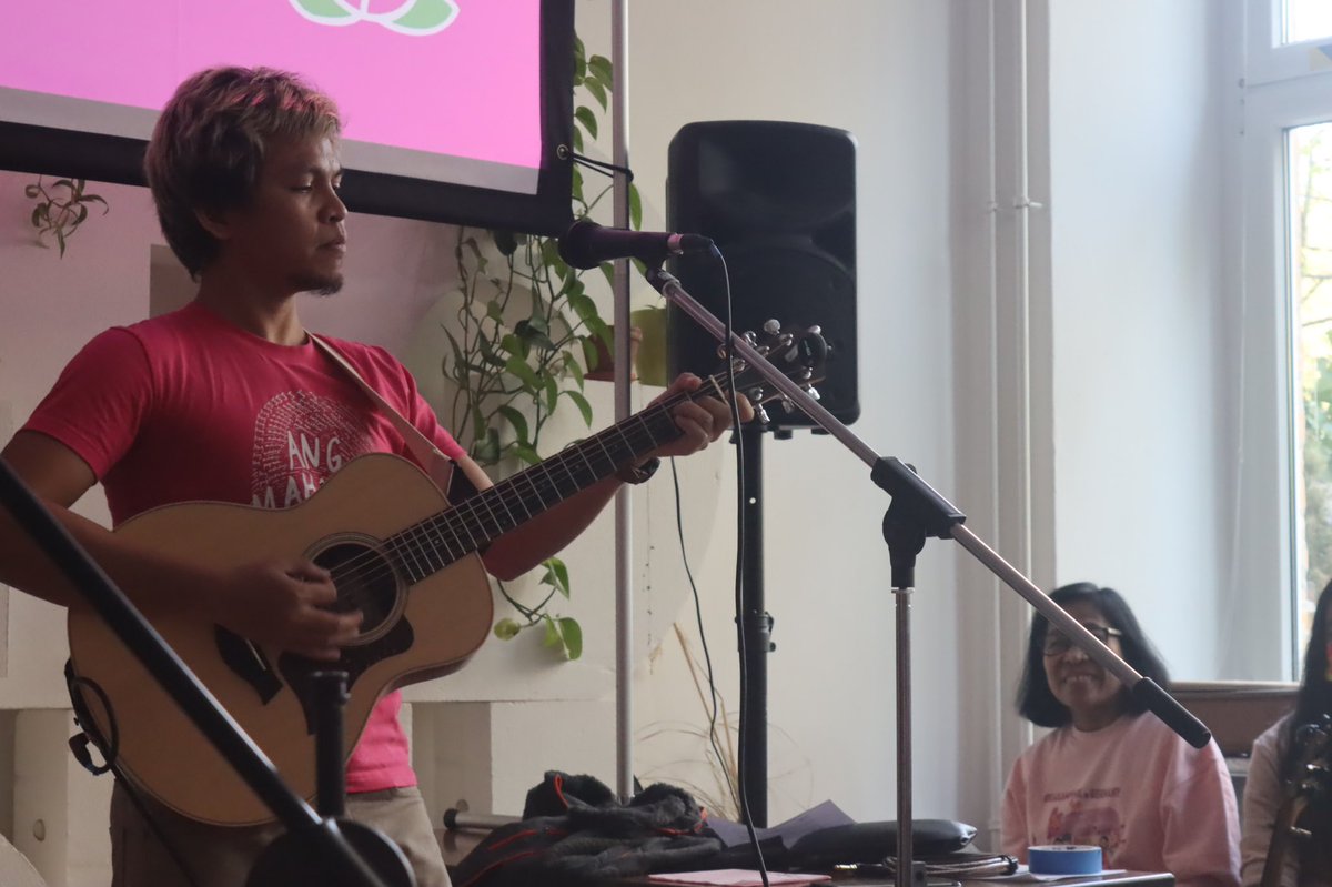 ryanangnews5's tweet image. Singers Bituin Escalante and Bullet Dumas woo Filipino voters in Germany as they perform during the “ALenimanya! Tumindig at MaKikoncert Tayo!!!” event last Saturday, April 23, 2022. 📸 Team Leni Robredo Germany. @onenewsph @News5PH