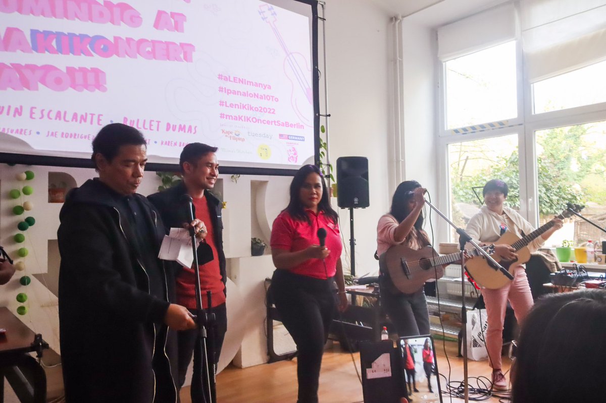 ryanangnews5's tweet image. Singers Bituin Escalante and Bullet Dumas woo Filipino voters in Germany as they perform during the “ALenimanya! Tumindig at MaKikoncert Tayo!!!” event last Saturday, April 23, 2022. 📸 Team Leni Robredo Germany. @onenewsph @News5PH