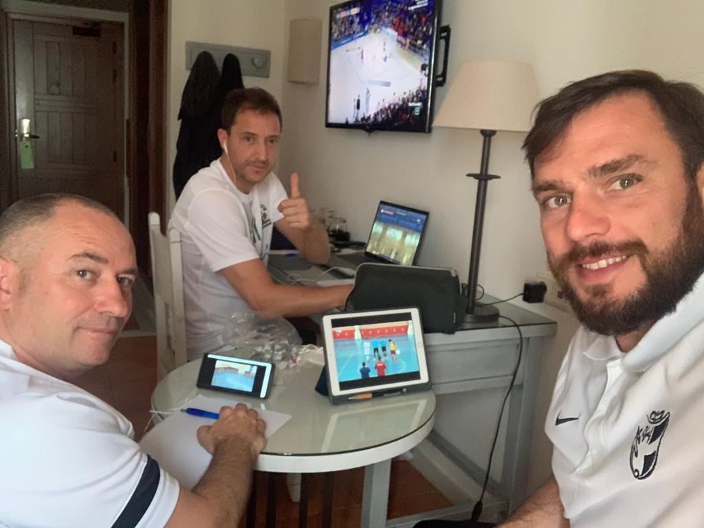 miguelrodrigocs's tweet image. Lo que no se ve y algunos "listos" pensaron que no se hacía por parte de nuestros seleccionadores. Horas de estudio de los rivales, mejora de nuestros propios jugadores, trabajo en grupo de los que veis en la foto más Pepe Narváez y Deborah Fernández.
A cada uno suelto que...!!!