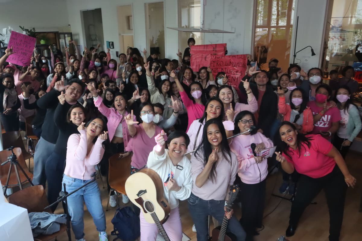 ryanangnews5's tweet image. Organizers hope that their simple activity would provide hope, inspiration &amp;amp; a sense of collective responsibility to achieve the “Kulay Rosas ang Bukas” vision of Presidential candidate VP @lenirobredo and running mate Sen. Kiko Pangilinan. 📸 Team Leni Robredo Germany. @News5PH