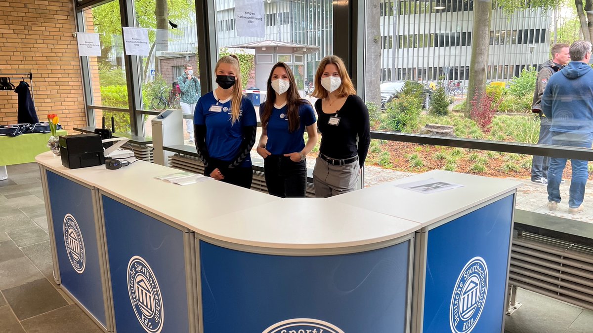 SpohoKoeln's tweet image. Die letzten Teilnehmer*innen kommen gerade an der #Spoho an. Gleich geht's los mit dem NRW-Kongress 2022. Wer heute nicht live dabei sein kann, der findet Inhalte über den Hashtag #nrwkongress. Außerdem werden die Vorträge im Nachgang unter dshs-koeln.de/momentum hochgeladen.