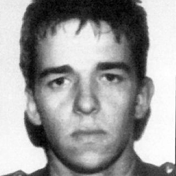 _FundacionVT's tweet photo. Siempre en la #memoria. El 25-04-86, JUAN CARLOS GONZÁLEZ RENTERO, agente @guardiacivil, fue asesinado en Madrid por #ETA. Murió, junto a otros cuatro agentes, por la explosión de un coche-bomba accionado a distancia en la c/ Juan Bravo. Tenía 21 años.
https://t.co/K4NeI8HKPu
(4) https://t.co/6uEYNzjPNN