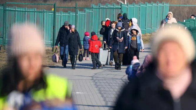 UPFBarcelona's tweet photo. També demà dimarts, experts del Grup de Recerca Interdisciplinari sobre Immigració @GritimUpf analitzaran l'èxode de #refugiats d'#Ucraïna.
Sessió oberta a tothom a través de Zoom
15 h👉https://t.co/tVjAW6i1Bp
#UnisStandWithUkraine https://t.co/n03azaEuBL