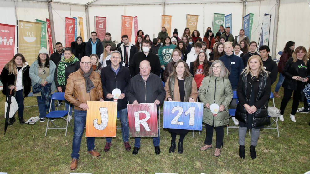 redespanola's tweet photo. La juventud rural de Cantabria analiza cómo cambiar y mejorar sus pueblos🏘️📣
4⃣0⃣ jóvenes asisten al II encuentro #JR21, proyecto impulsado por los 5 grupos LEADER🇪🇺 cántabros: @campoolosvalles @liebana_rural @SajaNansa @Valles_Pasiegos @cantabriaorient
https://t.co/9K48DEuudy https://t.co/gaukLZUUmz