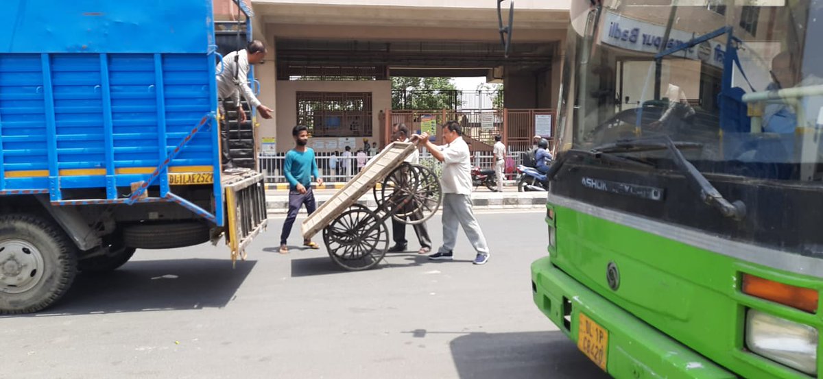 AC_RZ_MCD's tweet photo. @dcrohinizone @PreetyAgarwaal @aroonbidlaan @NorthDmc @DcClz @mayornorthdelhi @NorthMonitoring @LtGovDelhi @HardeepSPuri @AAPAjeshYadav Temporary encroachment removal action has been taken by the Licensing Department/RZ. Photographs attached. https://t.co/PcvacKCBgA