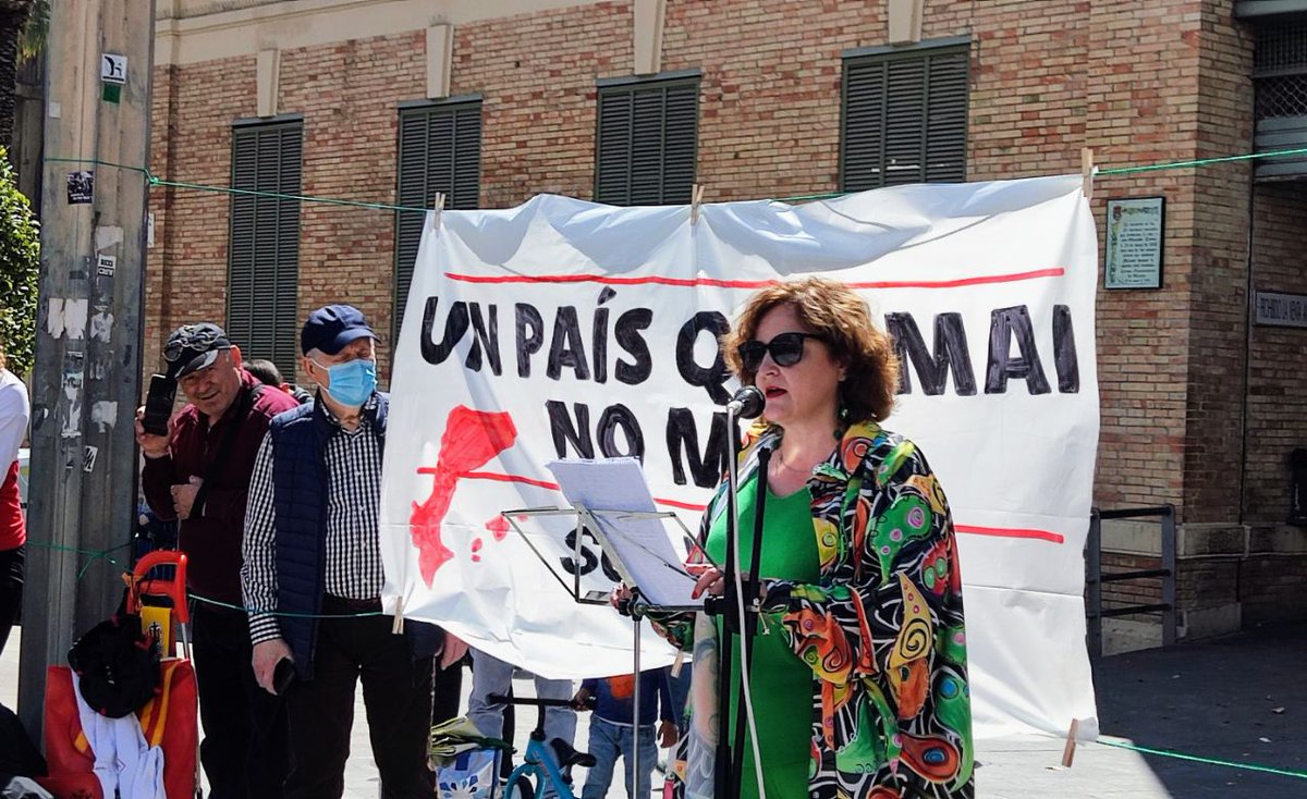 TioCuc's tweet photo. Bona diada del 25 d'abril!

El dissabte 23 d'abril diversos col·lectius del sud vam commemorar la diada per les llibertats nacionals del País Valencià a Alacant a la plaça del Mercat Central. https://t.co/haKSwpfQ1v
