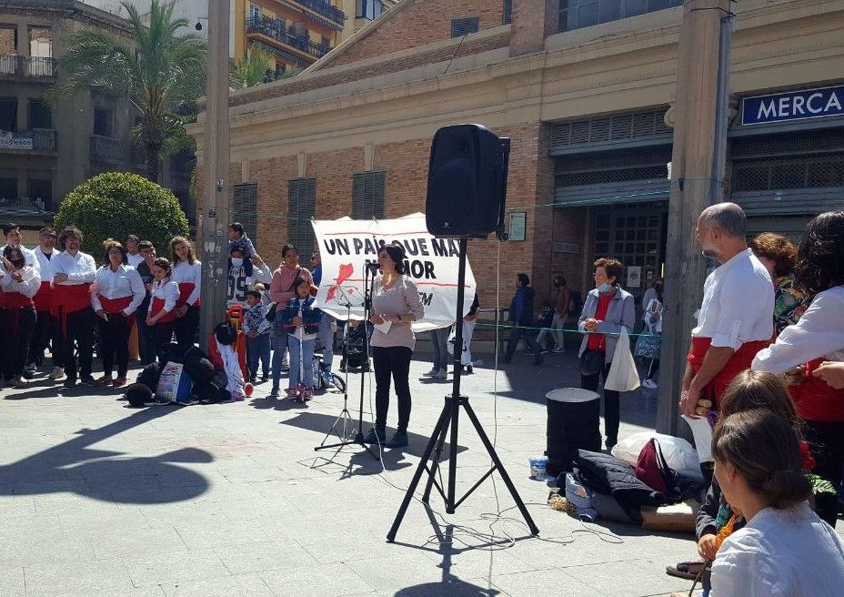 TioCuc's tweet photo. Bona diada del 25 d'abril!

El dissabte 23 d'abril diversos col·lectius del sud vam commemorar la diada per les llibertats nacionals del País Valencià a Alacant a la plaça del Mercat Central. https://t.co/haKSwpfQ1v