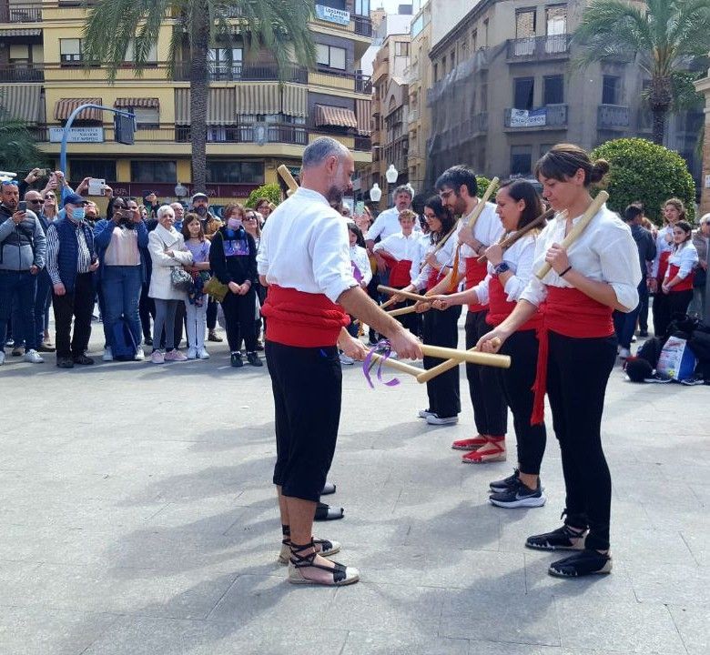 TioCuc's tweet photo. Bona diada del 25 d'abril!

El dissabte 23 d'abril diversos col·lectius del sud vam commemorar la diada per les llibertats nacionals del País Valencià a Alacant a la plaça del Mercat Central. https://t.co/haKSwpfQ1v