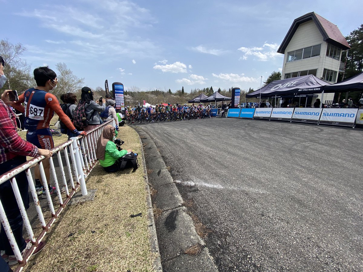 Bravotakashi's tweet photo. 週末はレースで群馬へ
毎年この時期鯉のぼりで季節を感じ、レースへ
まだまだ次戦までに戦える状態へもう2段階くらい上げていきたい。
選手は良く頑張ってた
#leomo #bellmare #sinatetsu #品川鐵工場 #dreamseeker #waveone #wakos #平塚競輪場 #HJC #VITTORIA  #VTJ #JBCF #agressivedesign #mavic https://t.co/GWZ7m5NLBQ