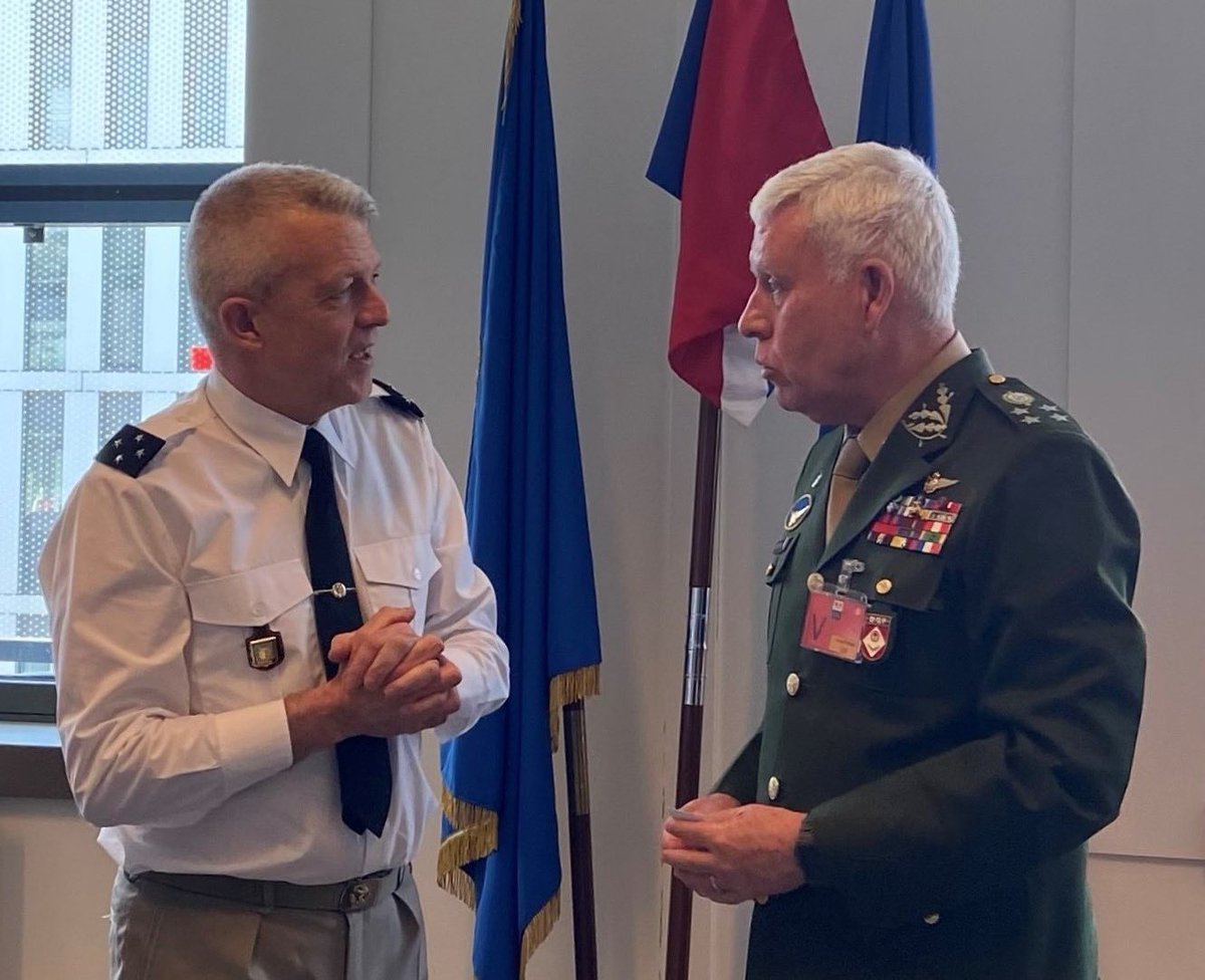 DRHATofficiel's tweet photo. 🇧🇷 Échange fructueux ce 21 avril entre le GCA Marc Conruyt, #DRHAT et son homologue brésilien le GCA Lourival Carvalho Silva : organisation du recrutement, principes de gestion du personnel d’active et de réserve, mobilité.
#RH #PlusFortsEnsemble #StrongerTogether #Interalliés https://t.co/1mCAzpeRiq
