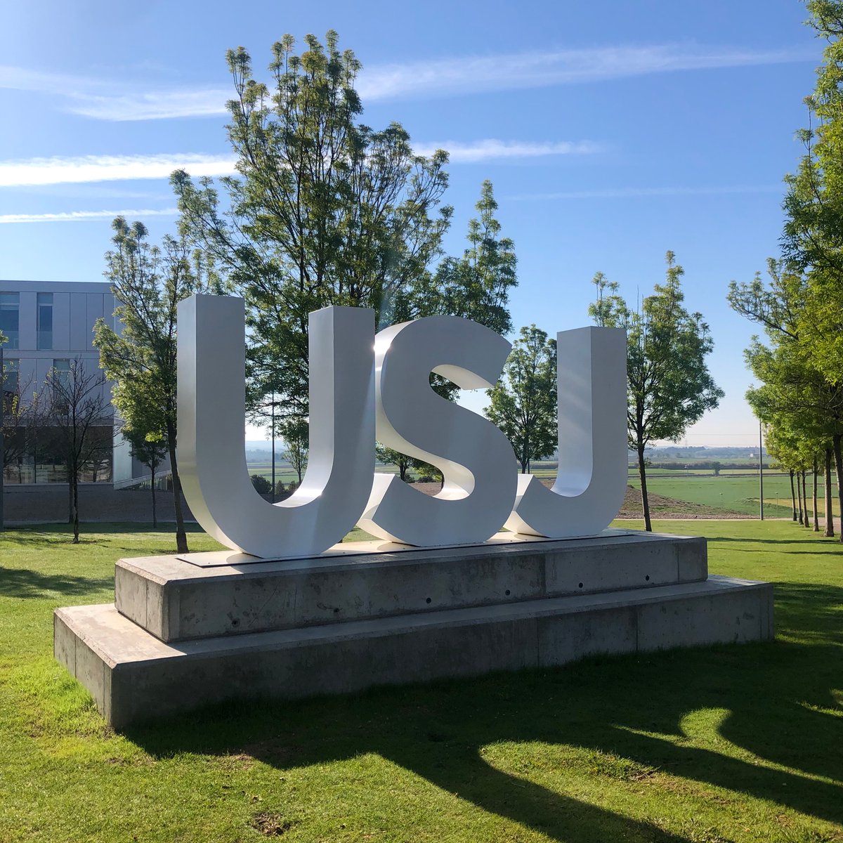 nedia_seinen's tweet photo. In this picture you can see the name of our university @_usj_ @FComCSusj, it is also a great spot to enjoy the nice view. #JRLWEB no. 6 https://t.co/VNddal4gsM