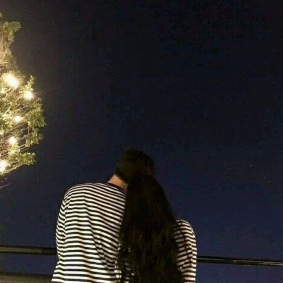 أجلس وأشاهد القمر معك. ✨🖤