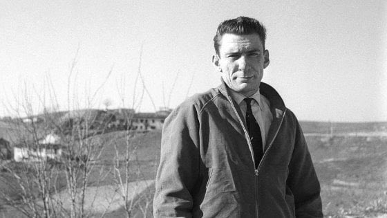 “Sempre sulle lapidi, a me basterà il mio nome, le due date che sole contano, e la qualifica di scrittore e partigiano” 🇮🇹 
Partigiani, sempre. 
#FestadellaLiberazione #25aprile