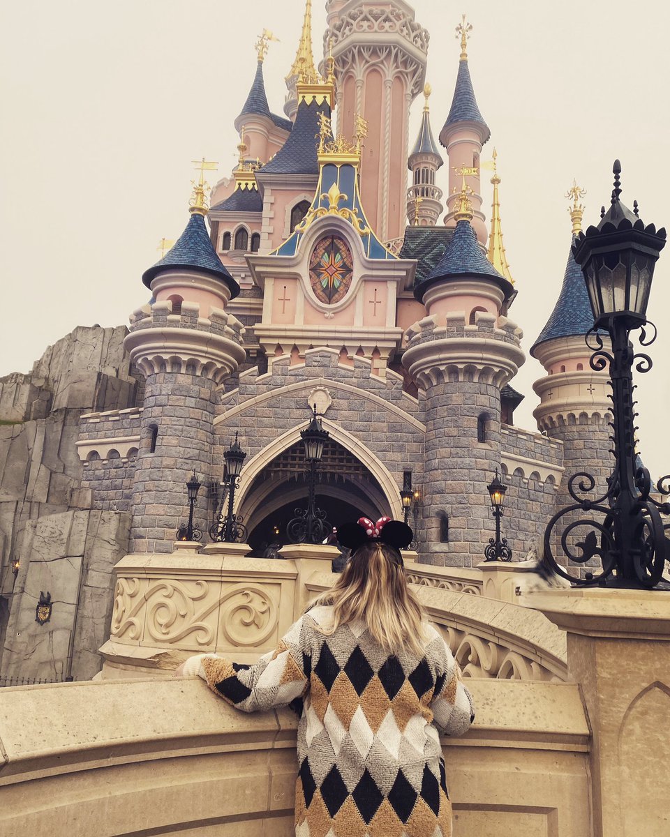 RibeLoonaes's tweet photo. « La vie ne tient qu’à un fil, prendre ses rêves et y croire » 💫✨
#reve #DisneylandParis #chateauxaurore #paris #vie #MickeyMouse #minniemouse https://t.co/BjjJPf18JA