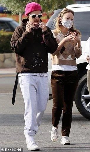 styles_deutsch's tweet photo. I will always stand behind Harry and Olivia. You can see how happy they are and how in love they are. 🥰😍❤️ #HarryStyles #OliviaWilde #Holivia https://t.co/9rqIhw3zeX