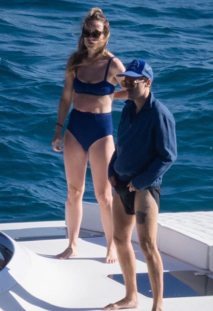 styles_deutsch's tweet photo. I will always stand behind Harry and Olivia. You can see how happy they are and how in love they are. 🥰😍❤️ #HarryStyles #OliviaWilde #Holivia https://t.co/9rqIhw3zeX