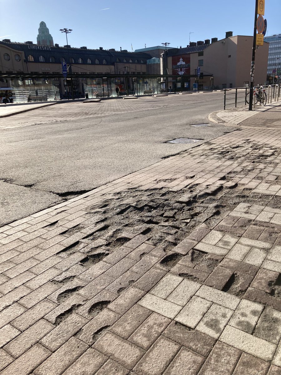Mikko Rask (@mikkorask) on Twitter photo Onkohan tämä kohta Helsinkiä ei-kenenkään maata, kun noita kuoppia ei saada korjattua?😄 <a href="/HelsinkiKymp/">Kaupunkiympäristö</a> Onkohan tämä kohta Helsinkiä ei-kenenkään maata, kun noita kuoppia ei saada korjattua?😄 <a href="/HelsinkiKymp/">Kaupunkiympäristö</a>