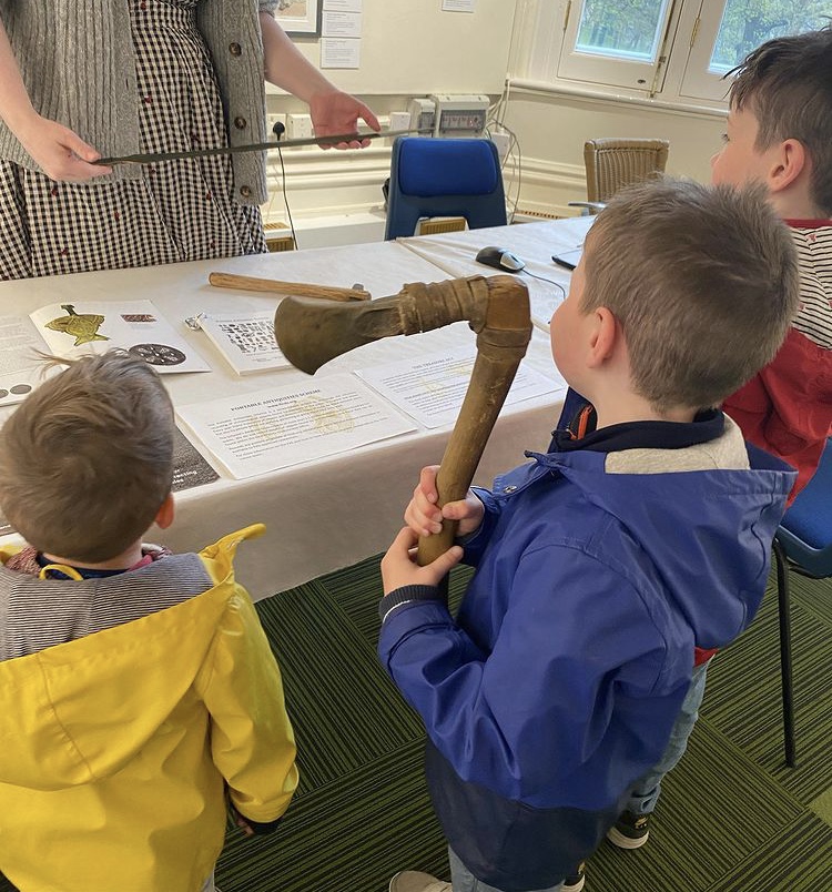 BuxtonMuseum's tweet photo. We really enjoyed our #FindsDay on Saturday, with @FLODerbyNotts recording and identifying archaeological finds ๐๐ช๐
As seen in these snaps, there was even the opportunity to handle some interesting #objects ๐ค๐ช https://t.co/m0OpfO7q3X