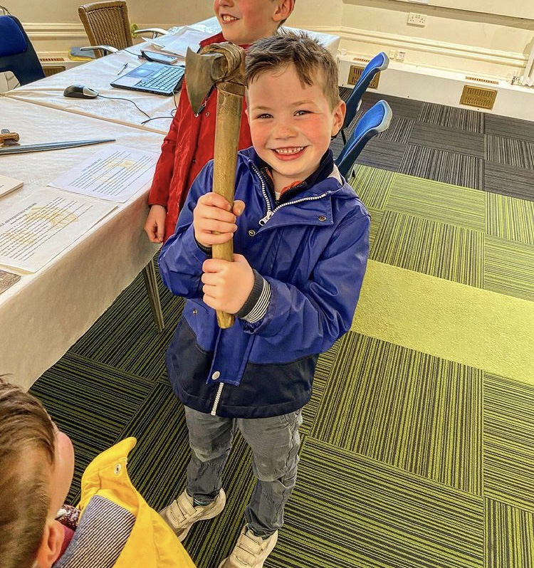 BuxtonMuseum's tweet photo. We really enjoyed our #FindsDay on Saturday, with @FLODerbyNotts recording and identifying archaeological finds ๐๐ช๐
As seen in these snaps, there was even the opportunity to handle some interesting #objects ๐ค๐ช https://t.co/m0OpfO7q3X