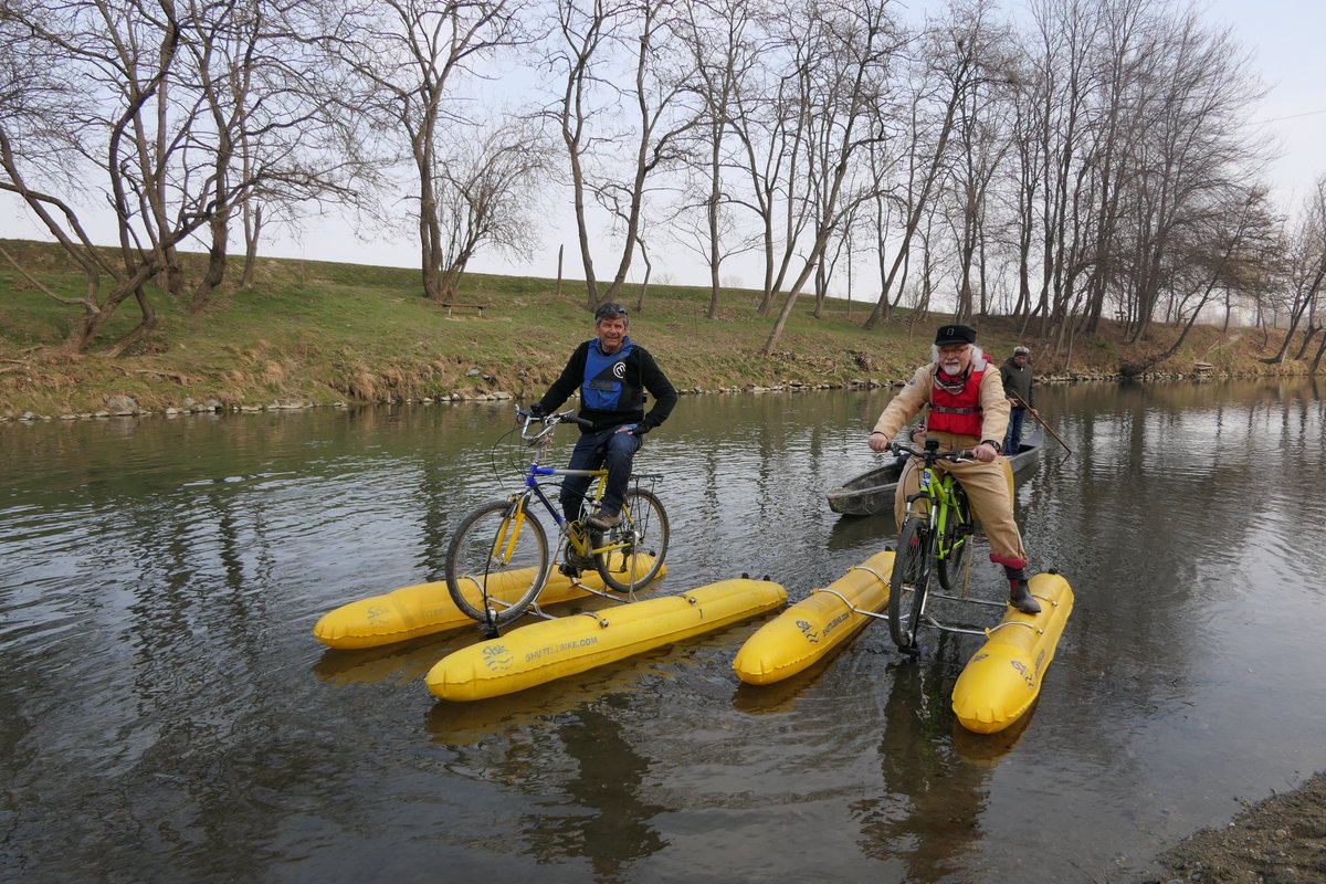 italiaslowtour's tweet photo. Il primo incontro di #SlowTourPadano è Fabrizio Bruno che mostra a #PatrizioRoversi come muoversi sulla #ShuttleBike sul Po...A favore di corrente si pedala verso #Torino facendo tappa in un vecchio traghetto sul fiume

📺 Venerdì #29aprile ore 13 su Rete4 https://t.co/BdbBVZN72J https://t.co/ZuSXLtLADv