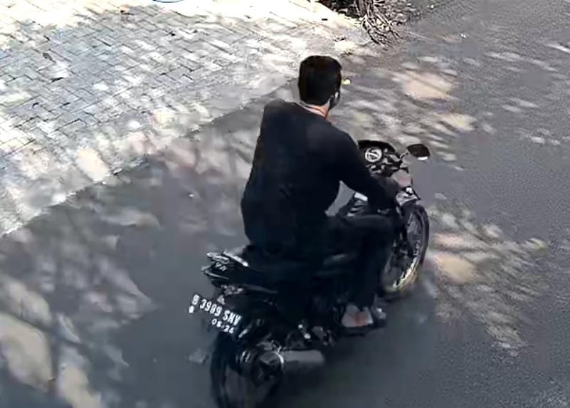 Tetsu_85's tweet photo. Halo mas-mas yang naik Motor Suzuki Satria FU 150 cc Plat B3989 SNV yang tanggal 23 April 2022 jam 14:34 kmaren melakukan begal payudara pada salah satu kawan saya di sekitar Kemang Selatan..
Saya ga kenal Anda, tp saya harap ada orang di TL ini yang mengenal Anda dan... https://t.co/7c7I7EUtNO