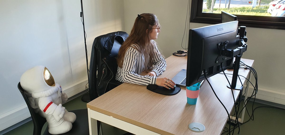 H31Avignon's tweet photo. #HelloHouston

Vous connaissez tous Lucie, notre attachée RH ! La voici accompagnée de Houston, notre mascotte. 🚀

Lui aussi doit connaître parfaitement nos méthodes de #travail. On ne sait jamais, c’est peut-être lui que vous aurez un jour au #téléphone 😉🛰 https://t.co/CRIzsiyARo