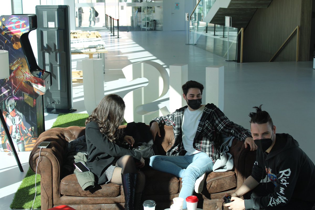 irenepozom_'s tweet photo. We all have seen the couch in the students building, but did you know that it is possible to play videogames? @_usj_ #JRLWEB no. 7 https://t.co/qkXxqlbOXI