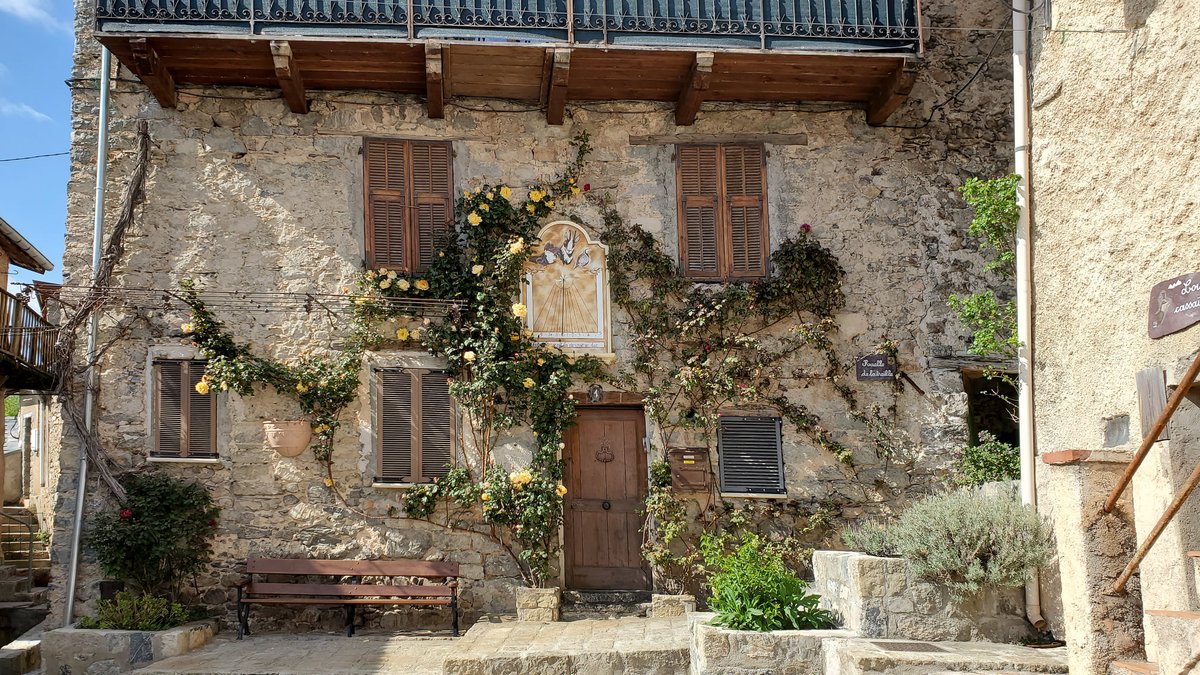explorenca's tweet photo. Prendre le temps d’arpenter les 22 ruelles médiévales de #Rimplas, village perché à la fois bucolique et champêtre...😍🌹
📷 JacquesFighiera (fb)
#ExploreNiceCotedAzur https://t.co/CU19ZNxTqI