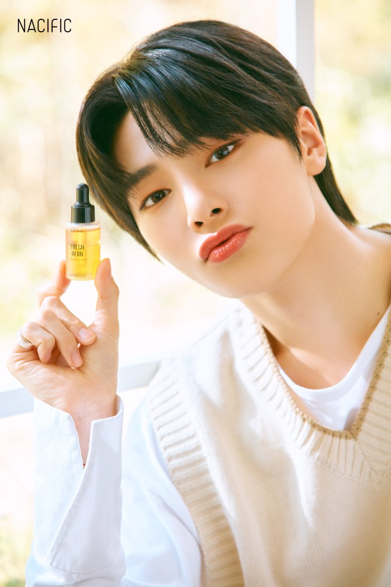 KrNacific's tweet photo. 𝗡𝗔𝗖𝗜𝗙𝗜𝗖 𝗫 𝗦𝘁𝗿𝗮𝘆 𝗞𝗶𝗱𝘀 

✨𝙏𝙝𝙞𝙨 𝙈𝙤𝙢𝙚𝙣𝙩 𝙬𝙞𝙩𝙝 𝙄.𝙉✨

정인이의 빛나는 피부비결 
네시픽 프레쉬 허브 오리진 세럼 

#네시픽 #스트레이키즈 #아이엔 #오리진세럼
#nacific #StrayKids #I_N https://t.co/owOMw7BFD1