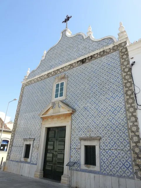 Tavira seems to have an extraordinary number of churches and chapels. There are at least 17 in the town itself, with some reports saying 21 and others 30. 

Here's a closer look at one of them buff.ly/2pQzgoA