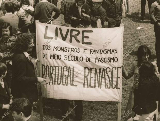 25 de Abril 1974 
Parabéns Portugal 
O povo é quem mais ordena 
#RevoluçãodosCravos 
#RevolucionDeLosClaveles