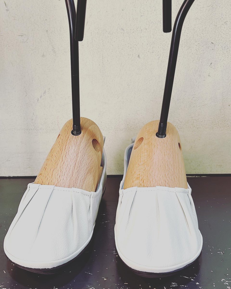 SCUe_'s tweet photo. 靴の甲伸ばし。

サイズはピッタリなのに甲が当たって痛い場合に革を伸ばしてラクにする方法があります。
新しい靴を慣らすまで痛いなど何かお困りでしたらぜひ。

Repair Shop SCUe
https://t.co/V0ntDqKnfi
営業時間：１０時〜１８時
定休日：毎週火曜・水曜日 https://t.co/yx4Mxlccew