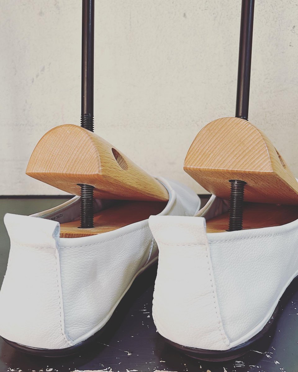 SCUe_'s tweet photo. 靴の甲伸ばし。

サイズはピッタリなのに甲が当たって痛い場合に革を伸ばしてラクにする方法があります。
新しい靴を慣らすまで痛いなど何かお困りでしたらぜひ。

Repair Shop SCUe
https://t.co/V0ntDqKnfi
営業時間：１０時〜１８時
定休日：毎週火曜・水曜日 https://t.co/yx4Mxlccew